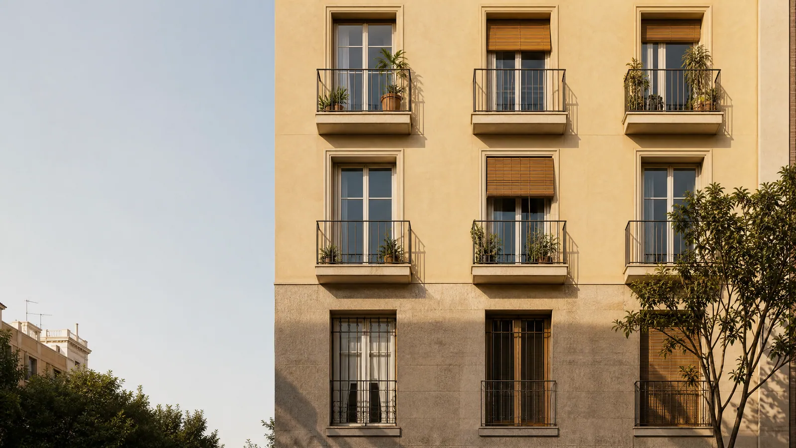 Fachada de un edificio residencial con balcones, referencia visual para comparar viviendas similares