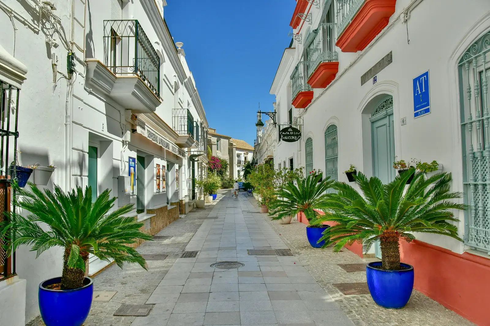 Calle del barrio de Alcossebre con arquitectura residencial mediterránea (imagen representativa: no es una fotografía literal del barrio)