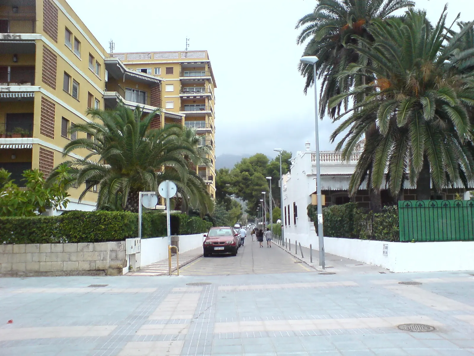 Ambiente de comercio y vida cotidiana en una calle de Benicàssim (imagen representativa: no es una fotografía literal del barrio)