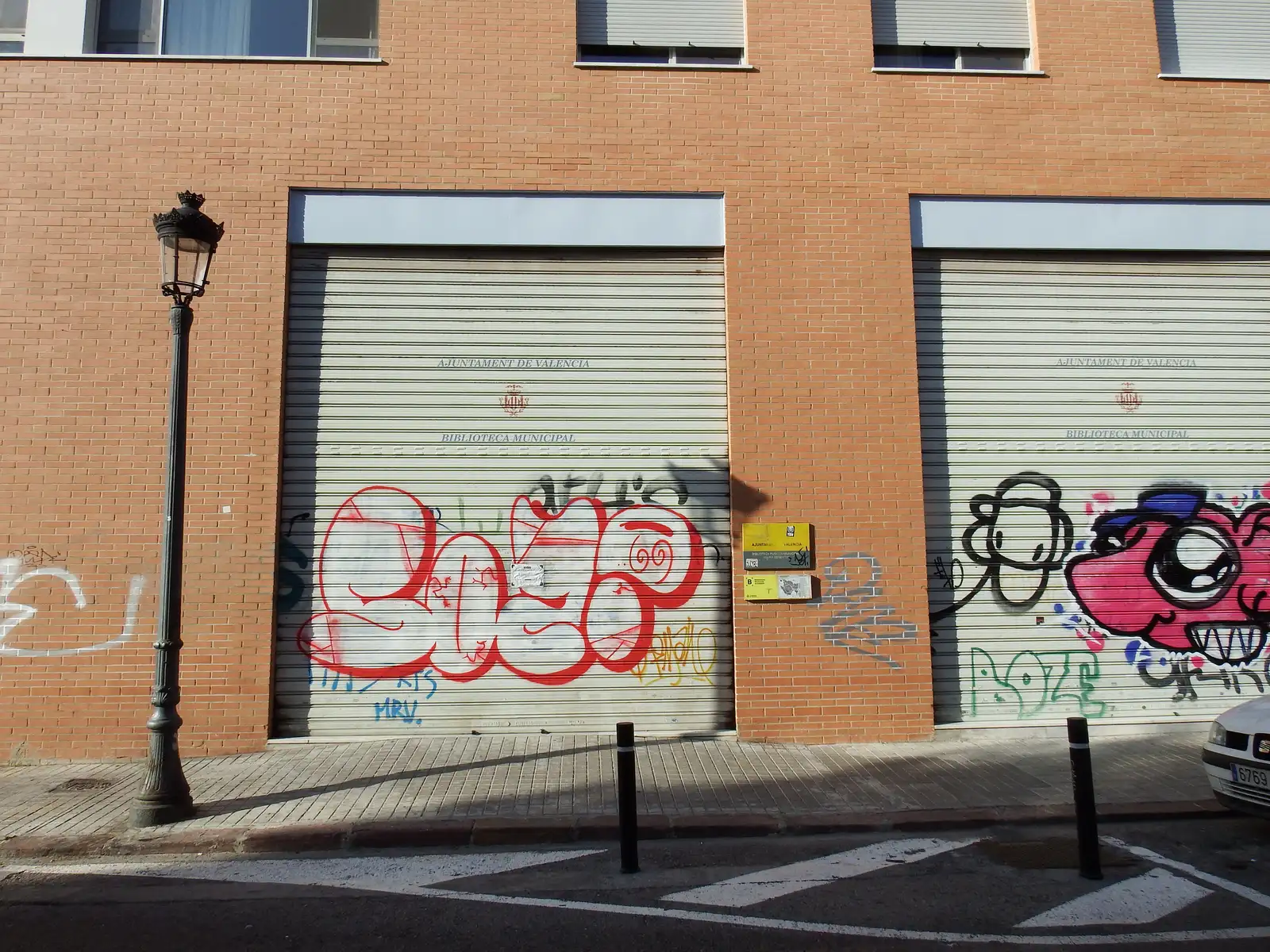 Ambiente de comercio y vida cotidiana en una calle de Botànic (imagen representativa: no es una fotografía literal del barrio)