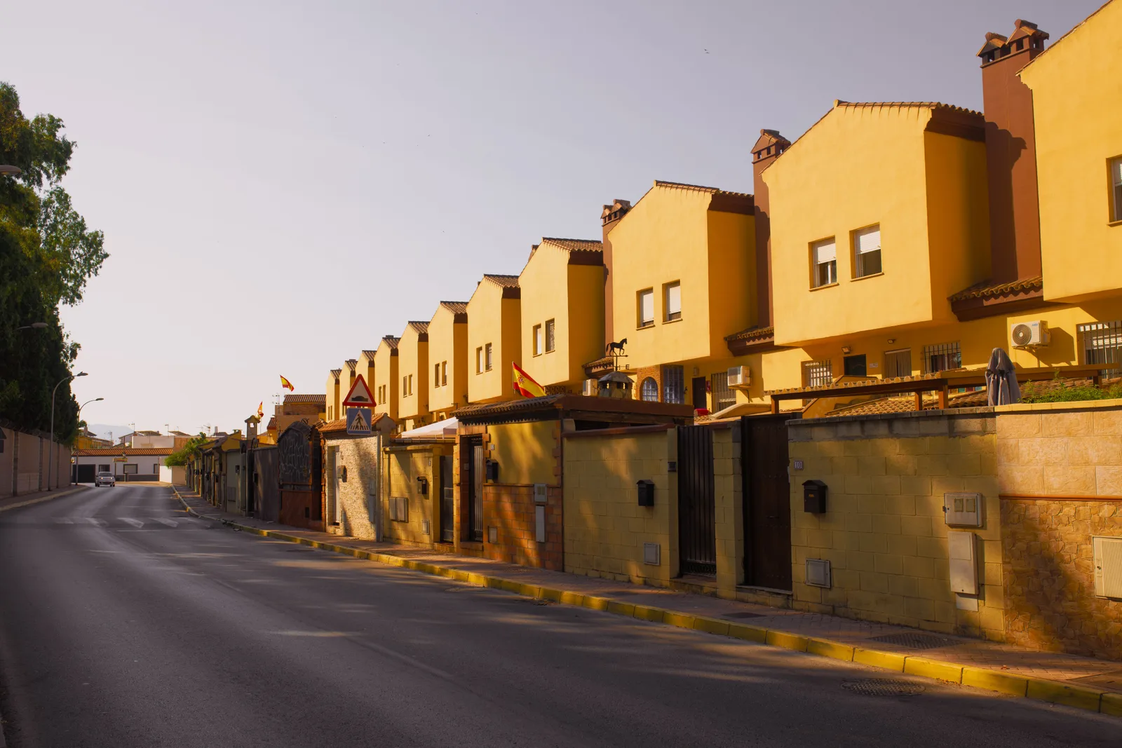 Calle del barrio de Campolivar con arquitectura residencial mediterránea (imagen representativa: no es una fotografía literal del barrio)