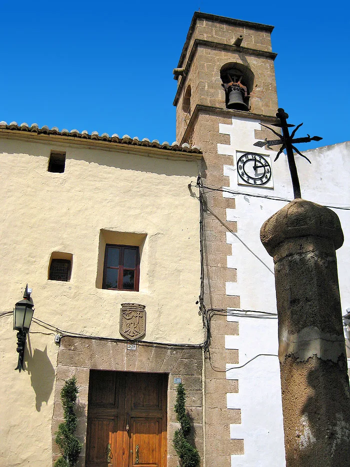 Ambiente de comercio y vida cotidiana en una calle de Denia (imagen representativa: no es una fotografía literal del barrio)
