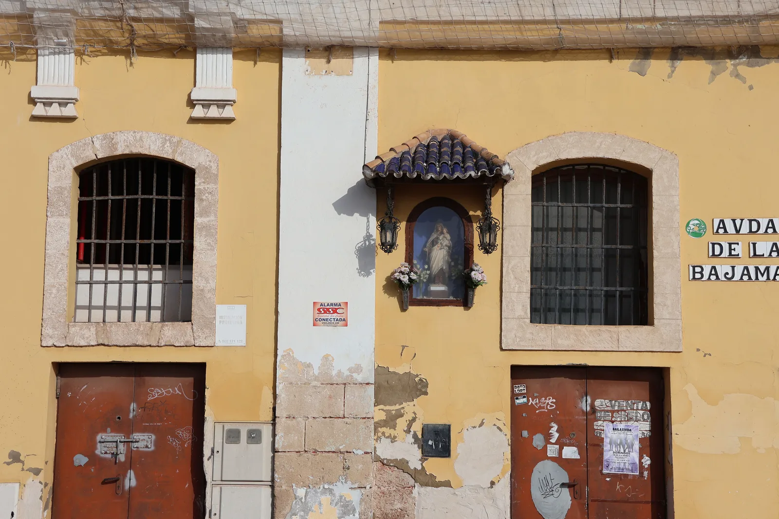 Ambiente de comercio y vida cotidiana en una calle de El Carmen (imagen representativa: no es una fotografía literal del barrio)