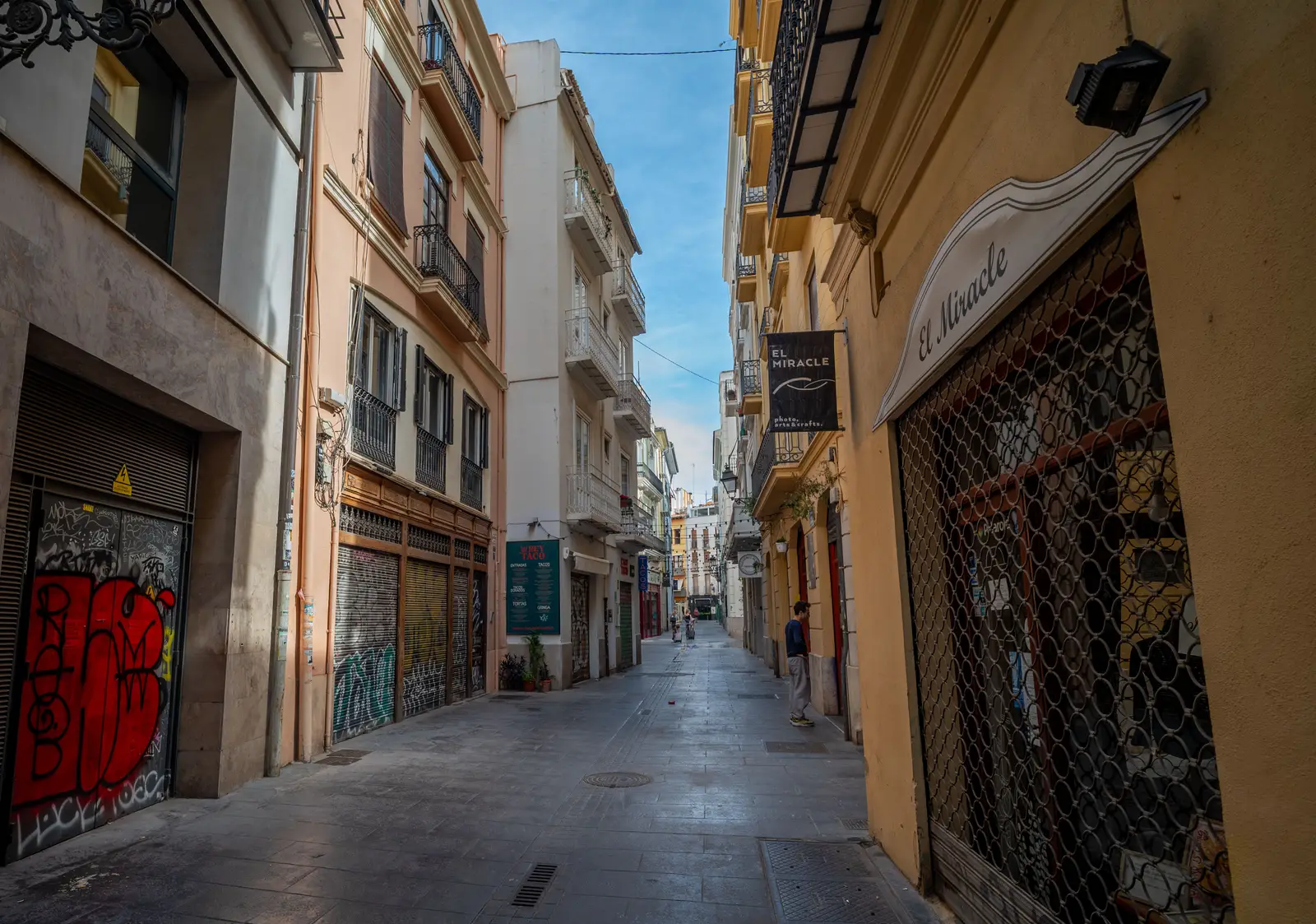 Calle del barrio con arquitectura residencial mediterránea
