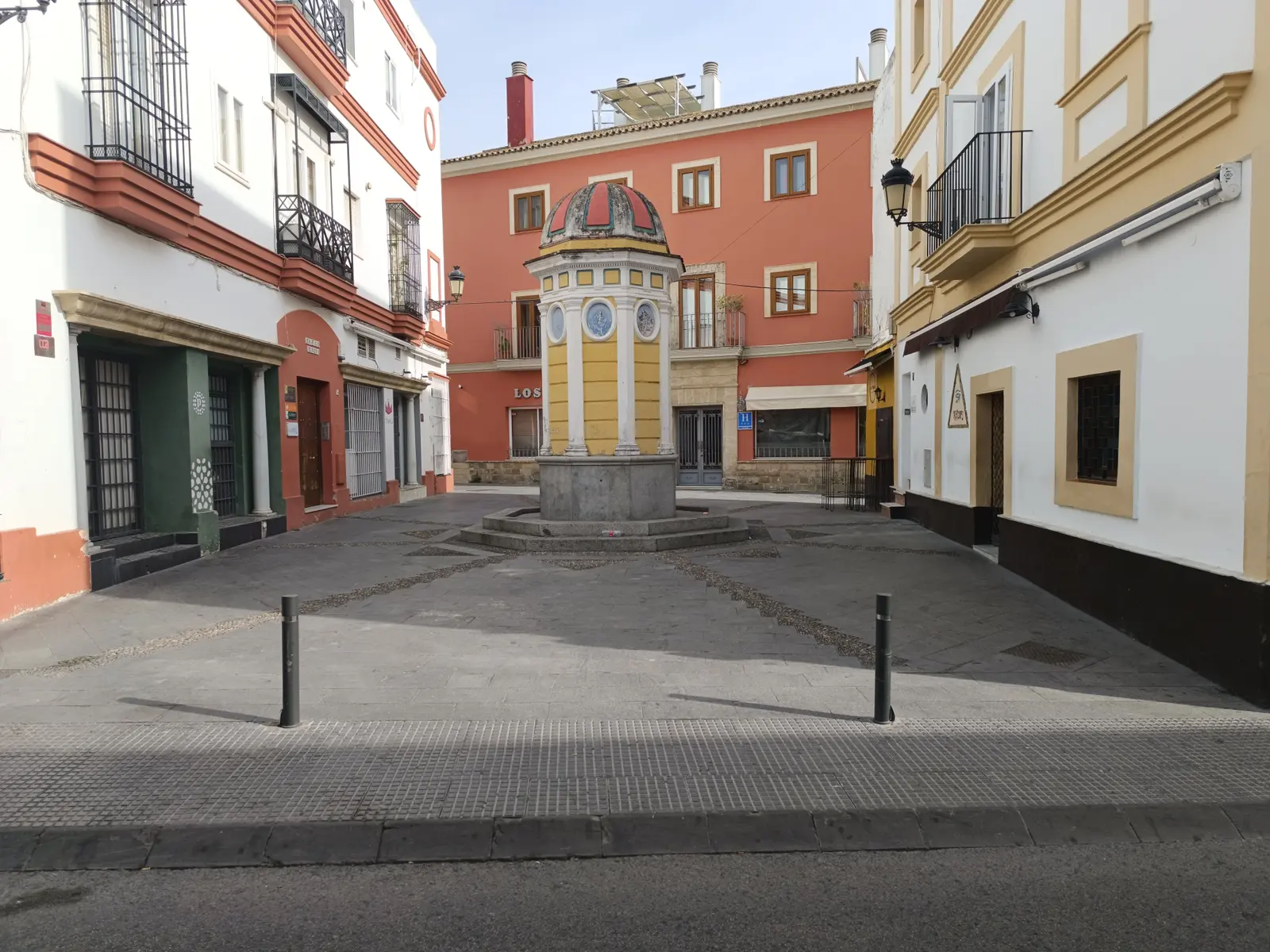 Ambiente de comercio y vida cotidiana en una calle del barrio