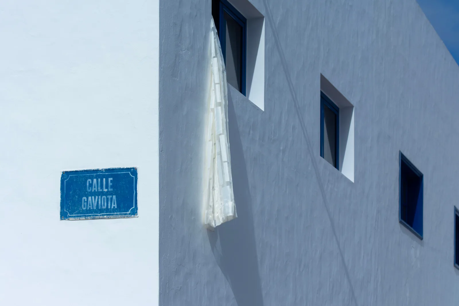 Calle del barrio de Exposició con arquitectura residencial mediterránea (imagen representativa: no es una fotografía literal del barrio)