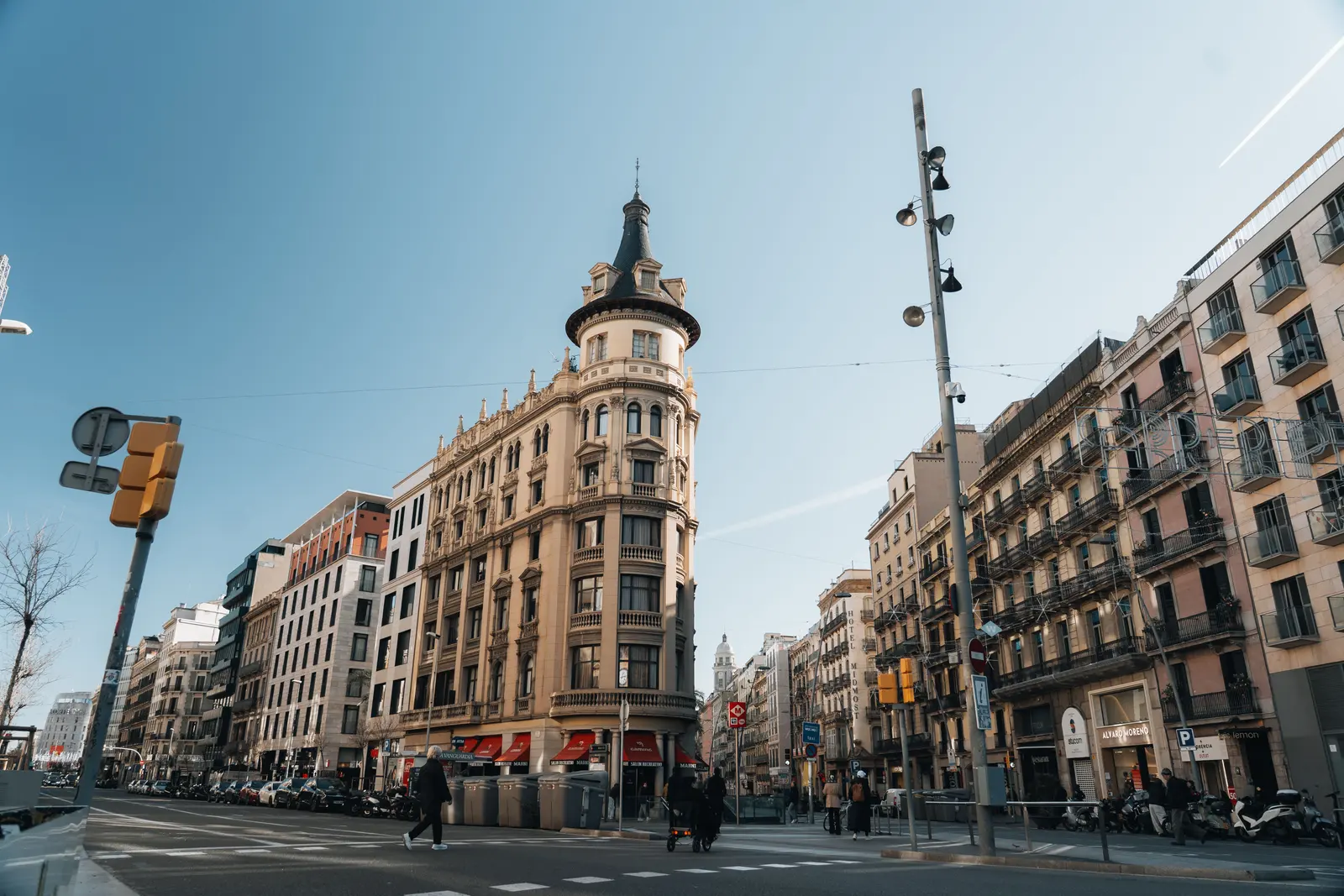 Calle del barrio de Gran Vía con arquitectura residencial mediterránea (imagen representativa: no es una fotografía literal del barrio)
