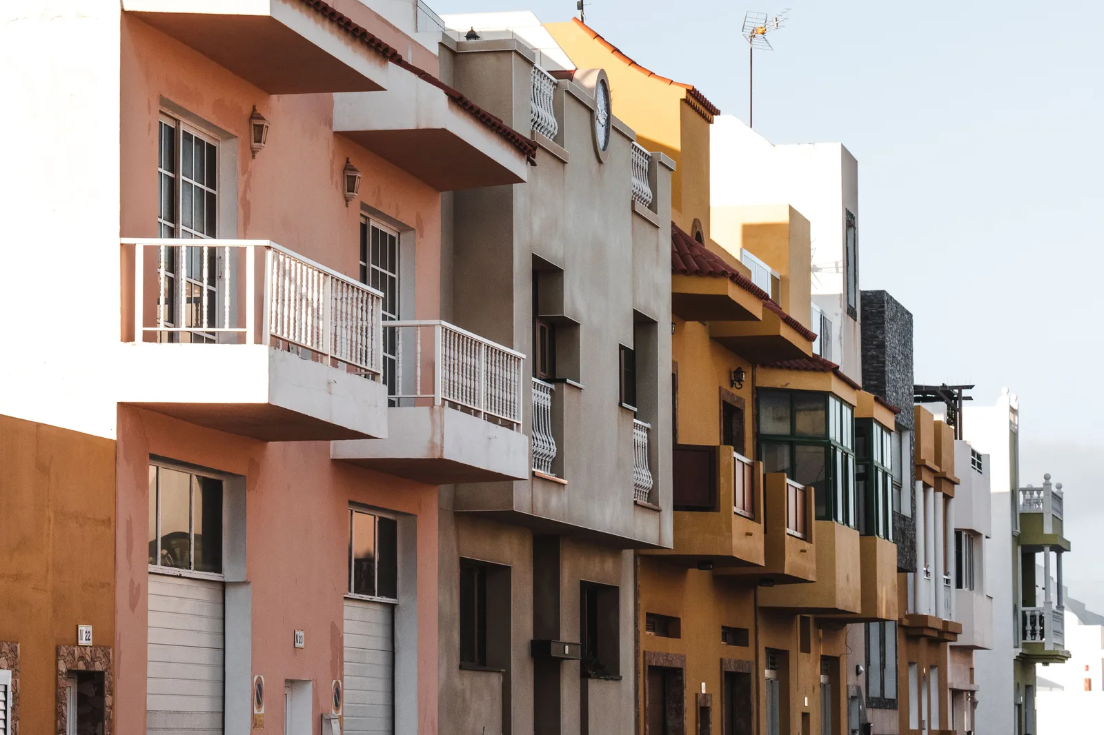 Calle del barrio de La Eliana con arquitectura residencial mediterránea (imagen representativa: no es una fotografía literal del barrio)