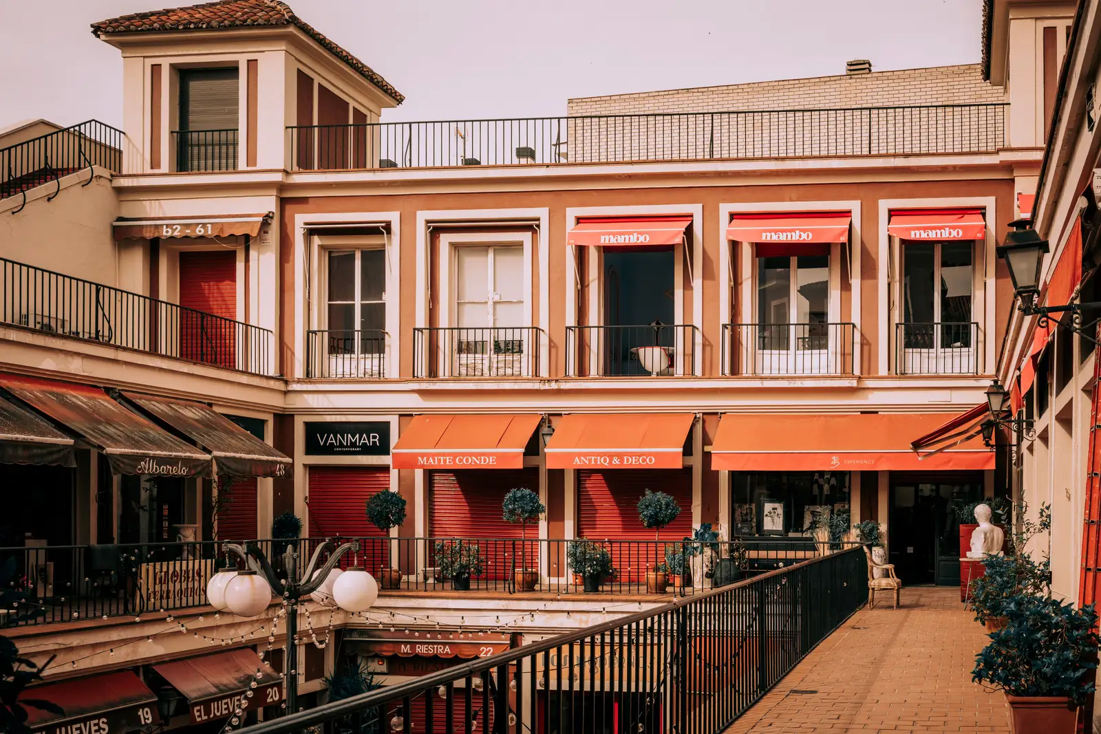 Ambiente de comercio y vida cotidiana en una calle de La Eliana (imagen representativa: no es una fotografía literal del barrio)