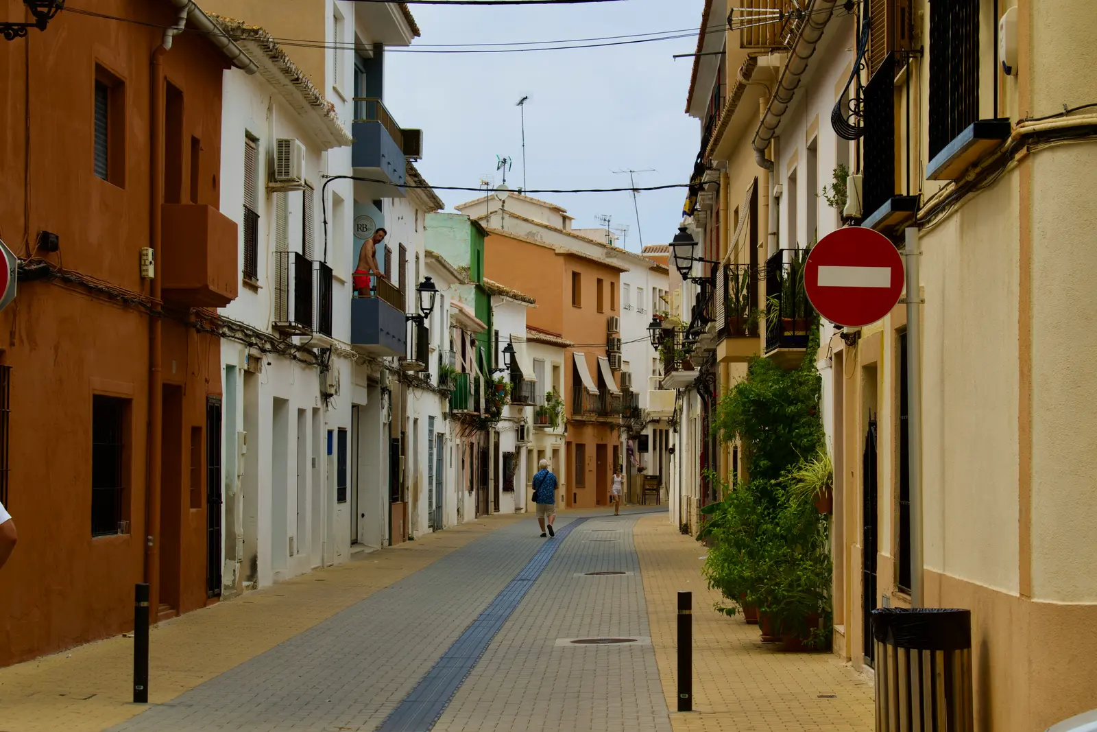 Calle del barrio de La Seu con arquitectura residencial mediterránea (imagen representativa: no es una fotografía literal del barrio)