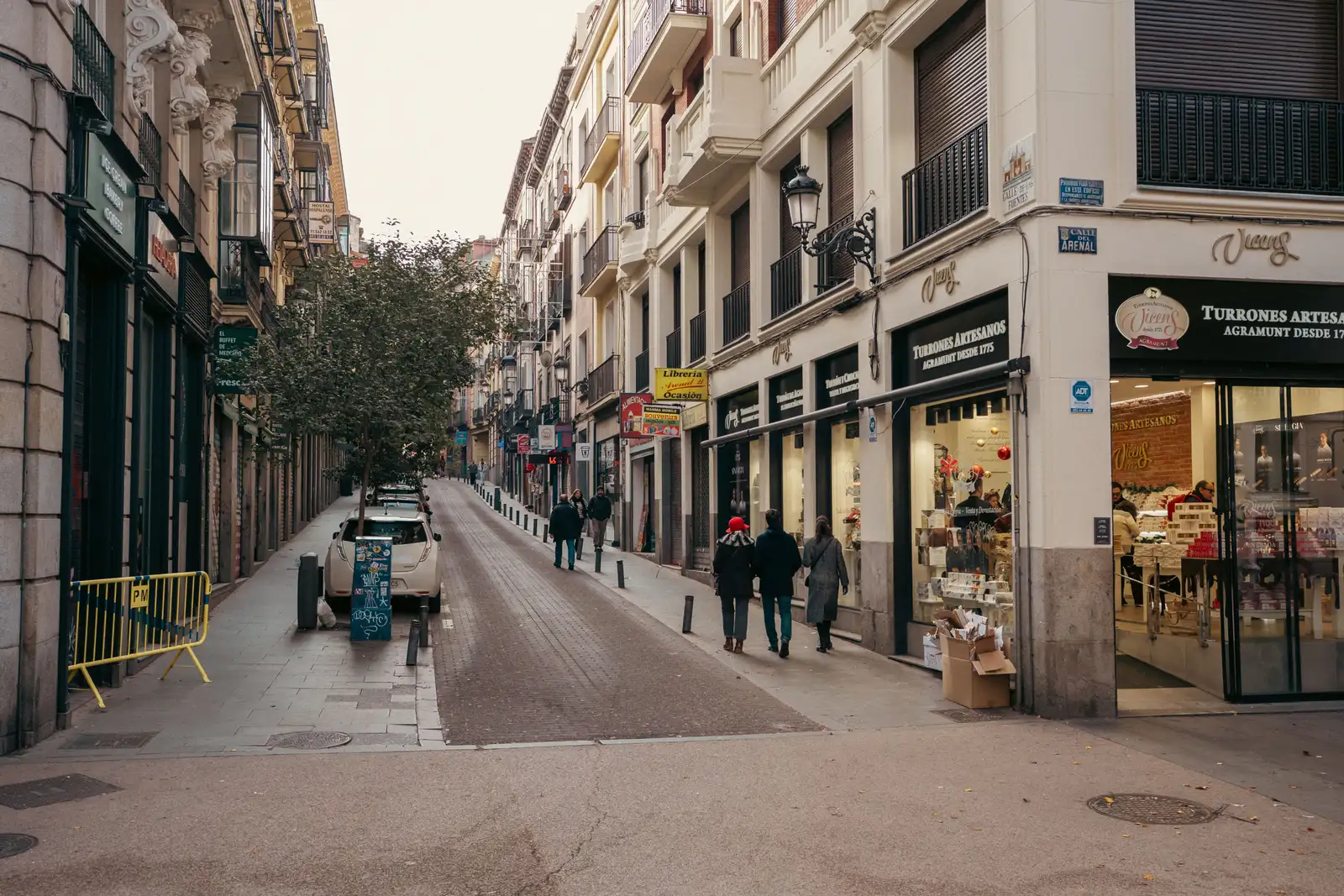 Ambiente de comercio y vida cotidiana en una calle de La Seu (imagen representativa: no es una fotografía literal del barrio)