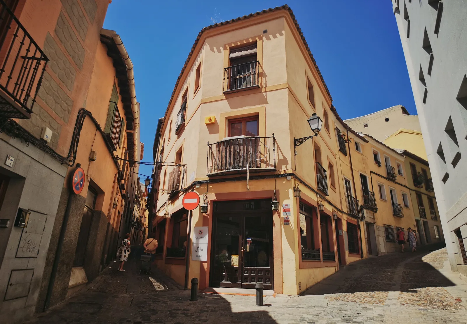 Calle del barrio de La Xerea con arquitectura residencial mediterránea (imagen representativa: no es una fotografía literal del barrio)