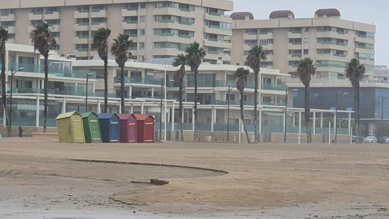 Ambiente de comercio y vida cotidiana en una calle de Patacona (Alboraya) (imagen representativa: no es una fotografía literal del barrio)