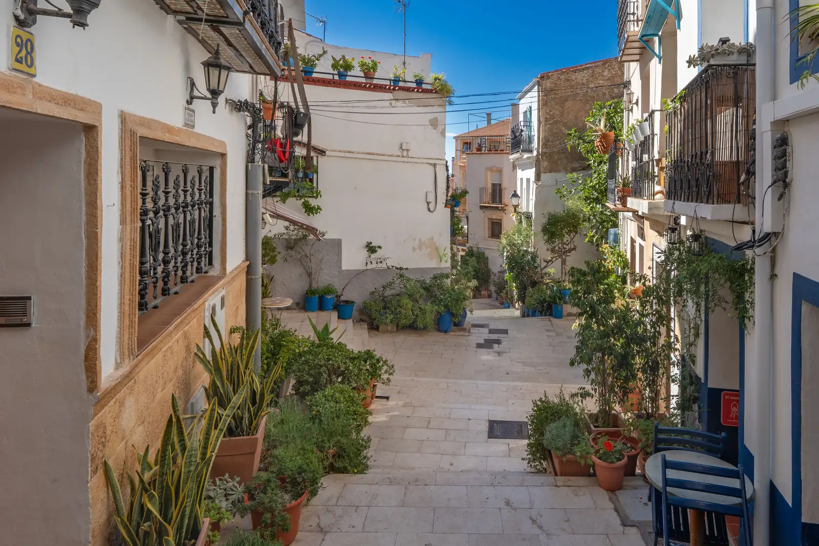 Calle del barrio de Penya-roja con arquitectura residencial mediterránea (imagen representativa: no es una fotografía literal del barrio)