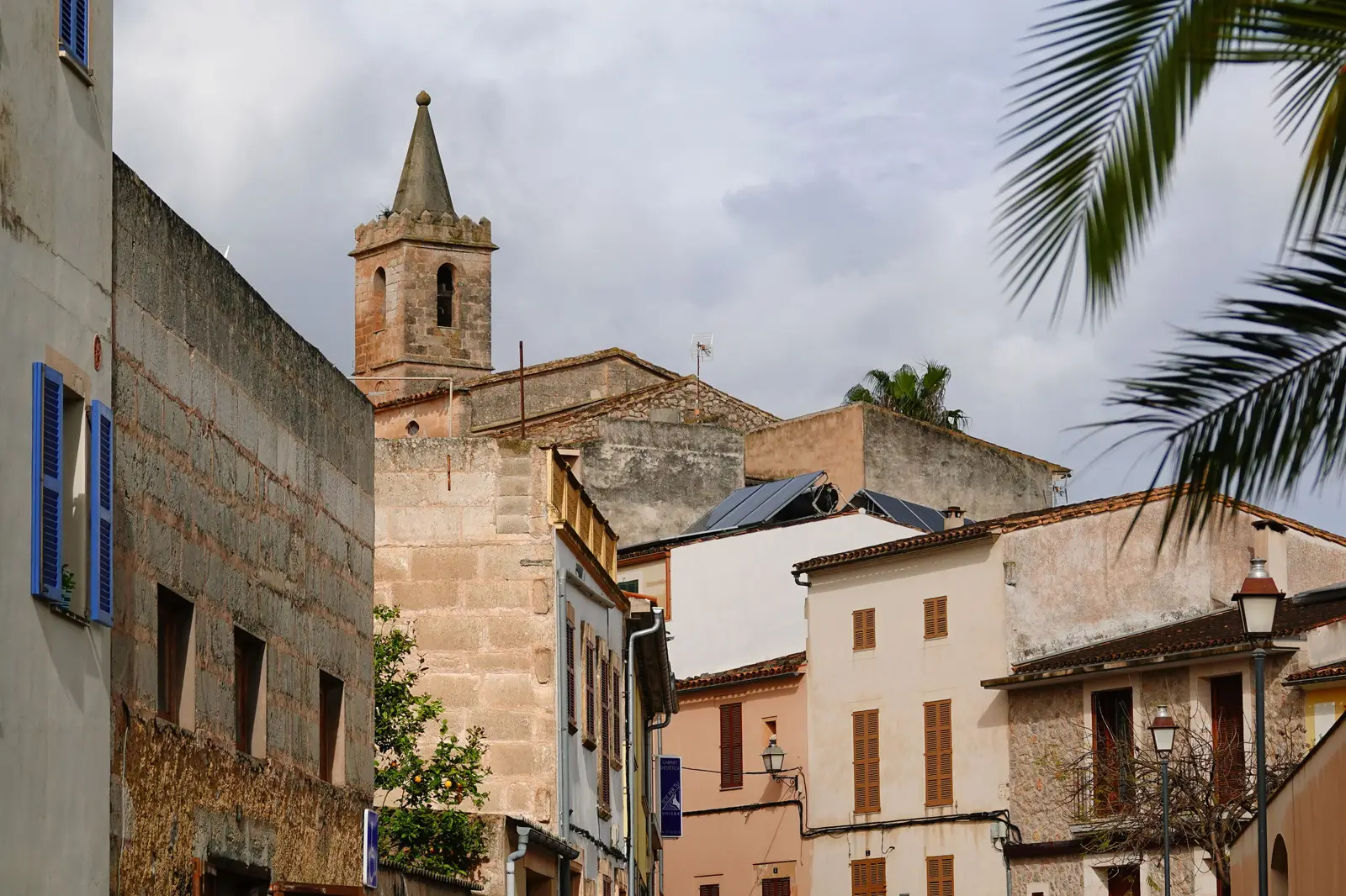 Calle del barrio de Sant Francesc con arquitectura residencial mediterránea (imagen representativa: no es una fotografía literal del barrio)
