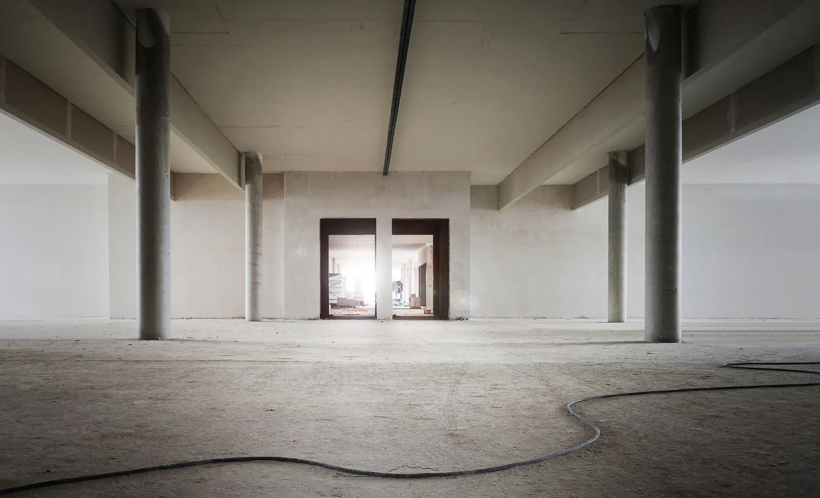 Interior de un local en planta baja antes de la reforma para uso residencial