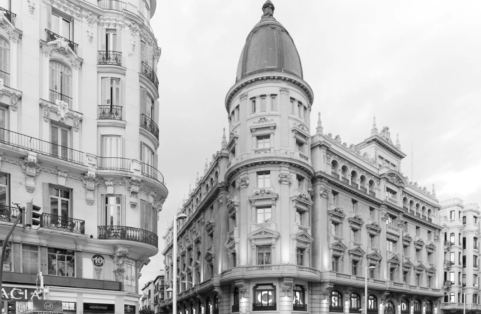 Fachada de antiguo local a pie de calle en Valencia preparado para cambio de uso de local a vivienda