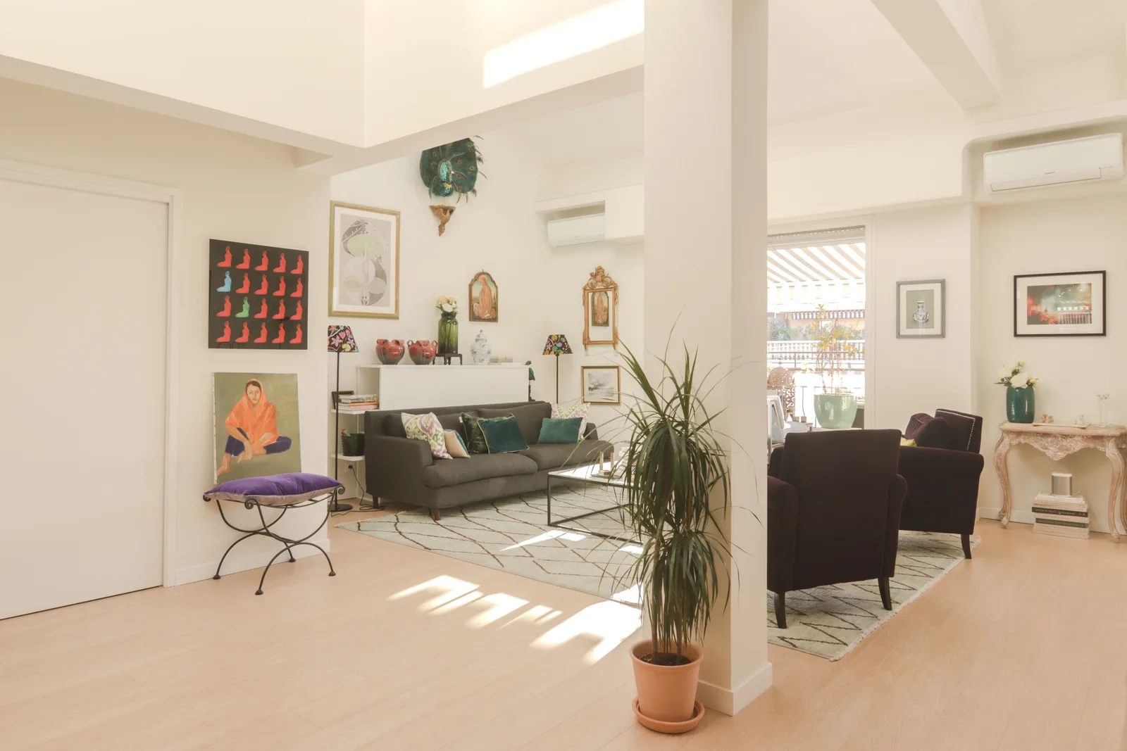Salón reformado y luminoso de una vivienda residencial en Valencia.