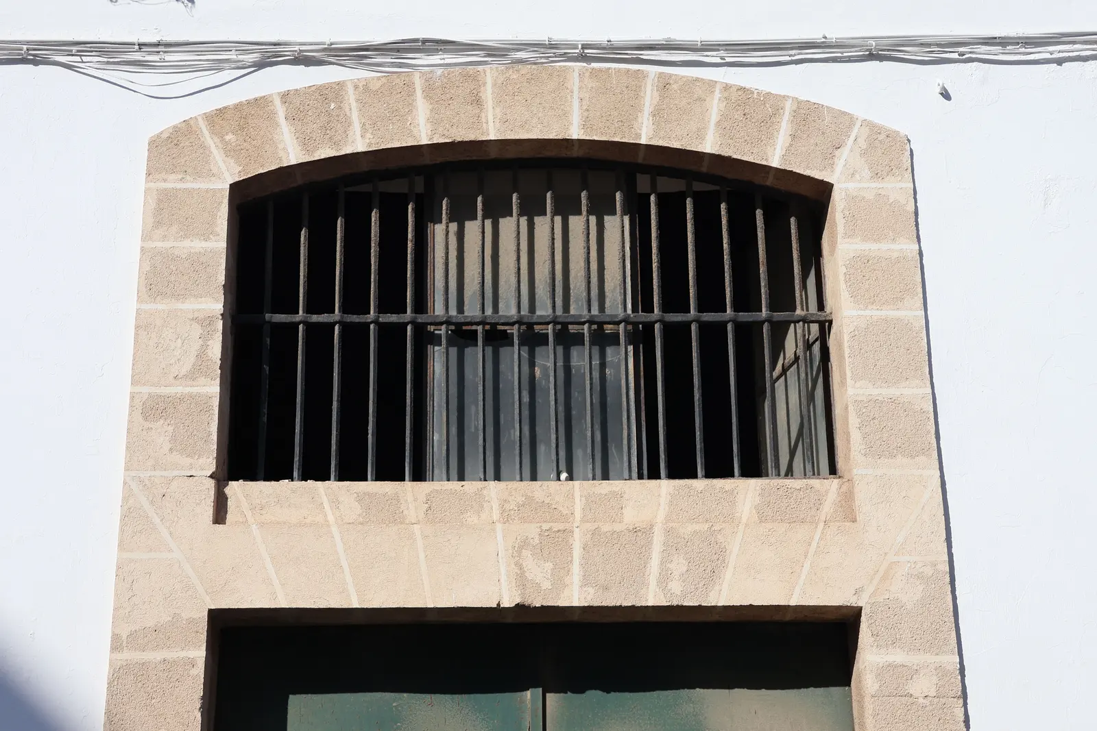 Ventana eficiente con doble acristalamiento en una reforma residencial.