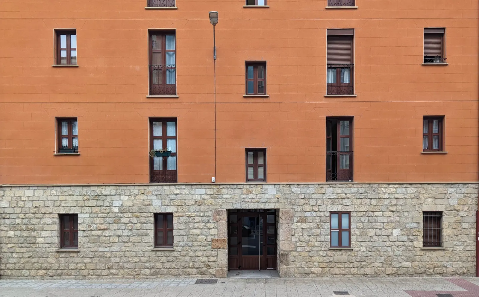 Fachada rehabilitada de un edificio residencial en el Ensanche de Valencia.