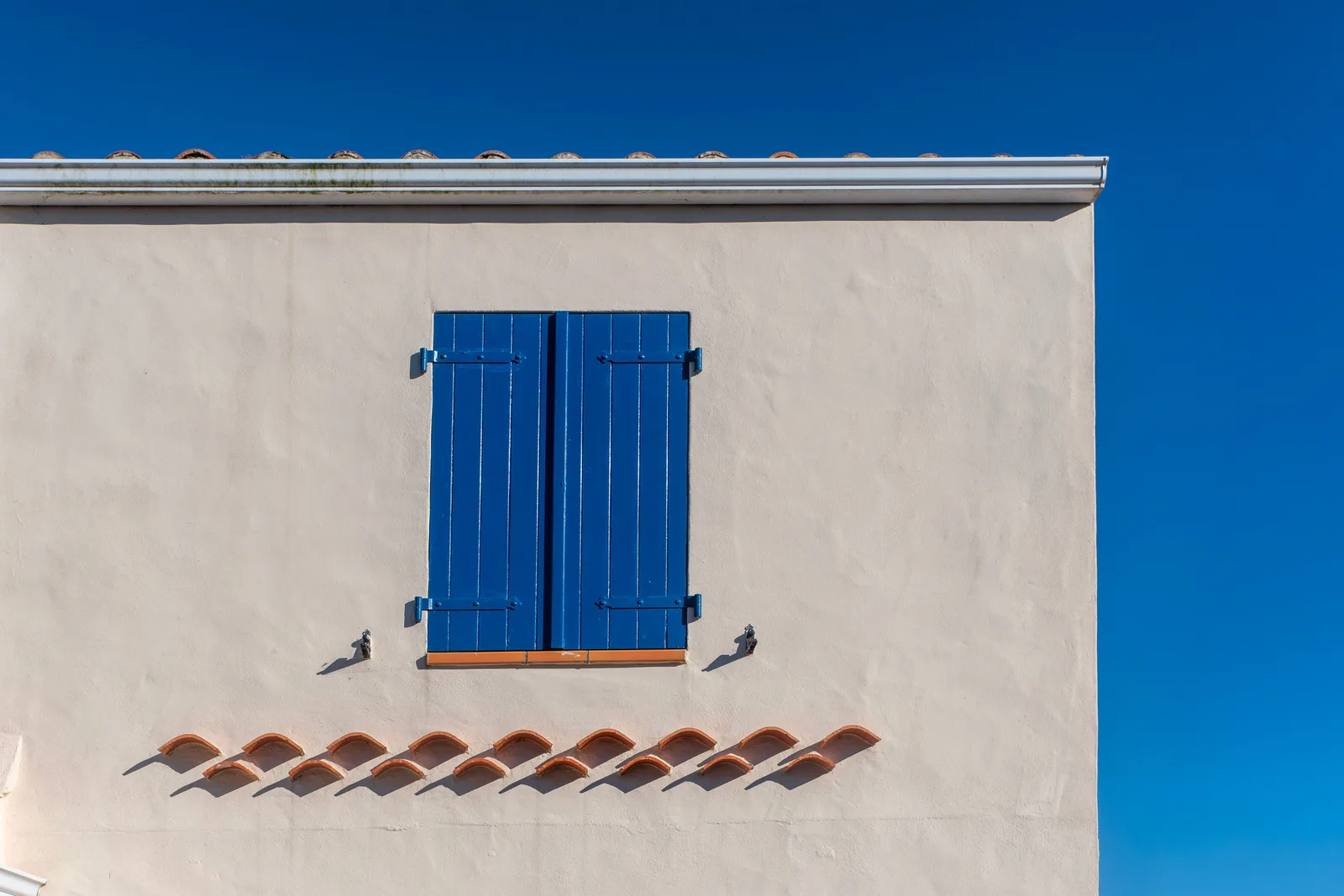 Vivienda residencial reformada con patio mediterráneo en Valencia.