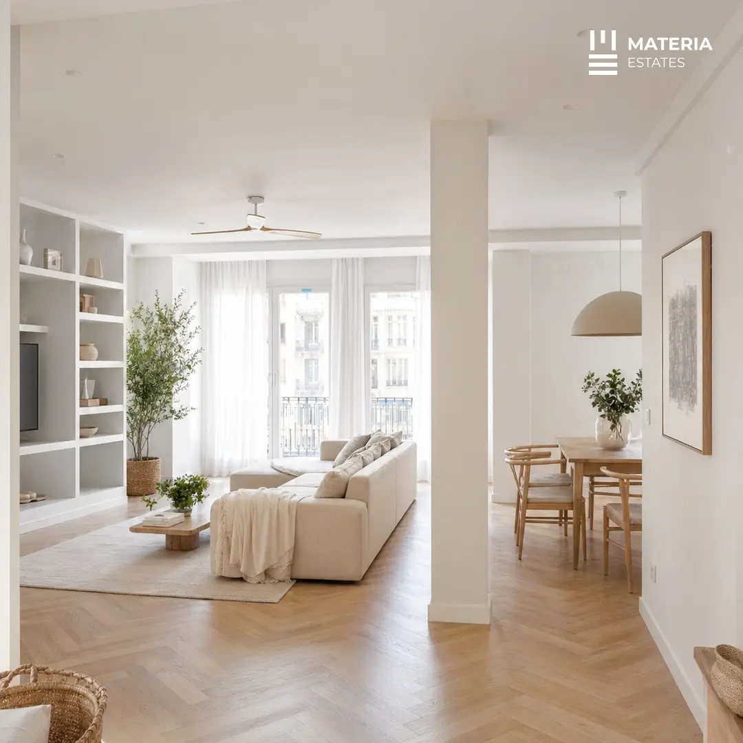 Salón con suelo de madera en espiga tras una reforma